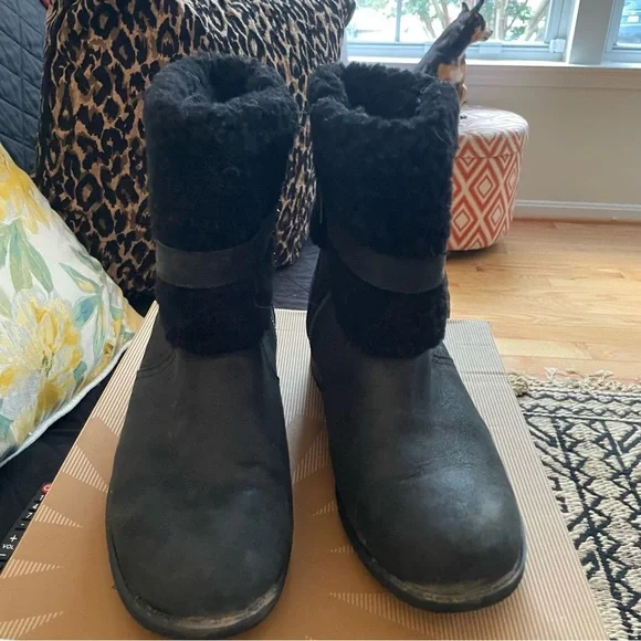 UGG Womens Short Boot Size 8.5 Blayre II Black Fur Wood Heel Buckle - Picture 4 of 14